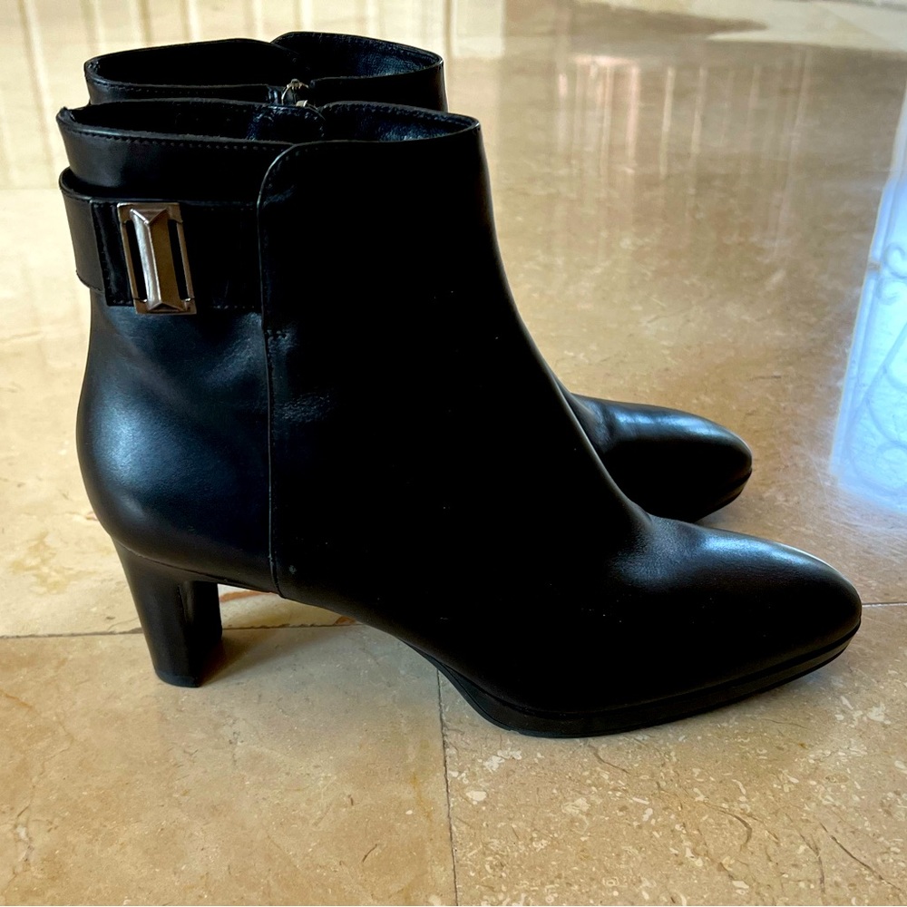 NWOB Aquatalia Short Bootie Size 10